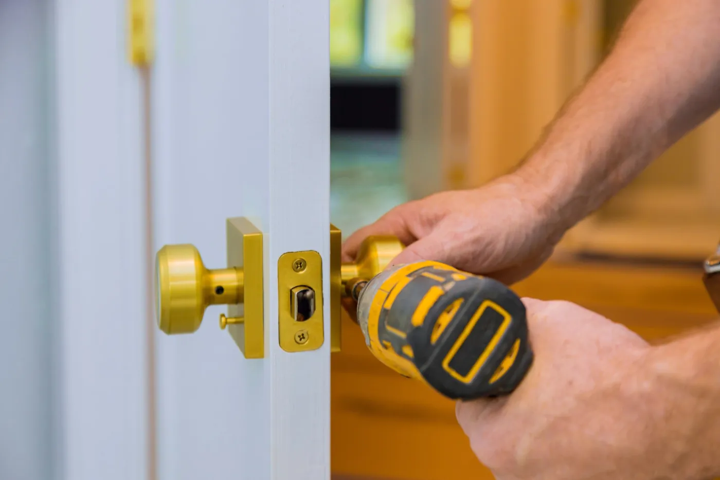Bloc-porte blindé certifié A2P installé dans un appartement parisien
